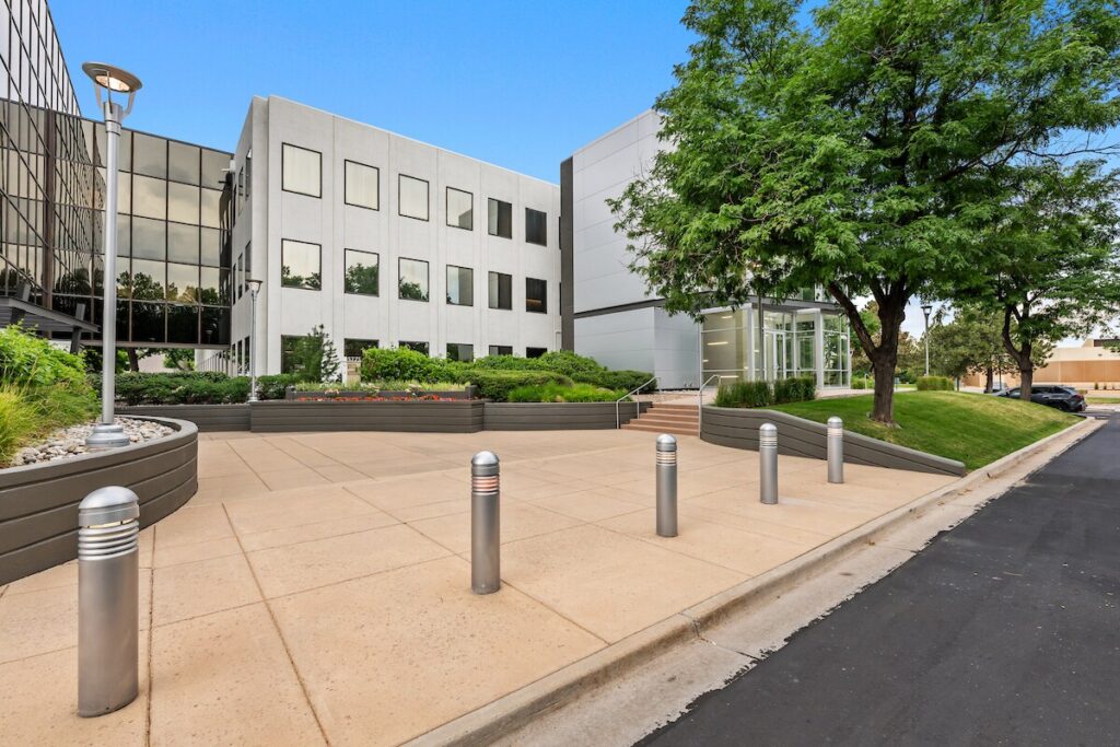 Outdoor plaza and campus setting at 5775 DTC Boulevard office property